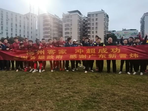 报道称，图赫尔和拜仁正在关注明夏引进勒沃库森27岁后卫若纳坦-塔的可能性，图赫尔对塔非常感兴趣，而塔本赛季的表现也非常出色。